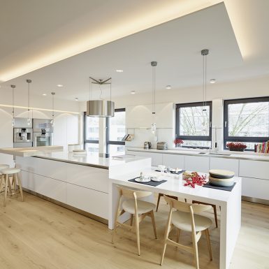 Penthouse Küche Insel weiß Licht Kamin hängend Loft Lichtplanung Parkett modern hell wohnlich Atmosphäre